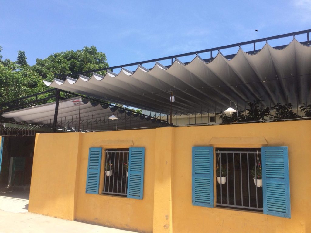 giá mái che tự cuốn nhà cấp 4